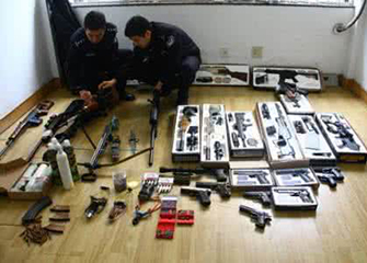 何某某走私槍支84支、鉛彈1000發，罪至無期，成功辯護獲